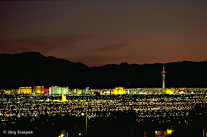 Blick vom Lake Mead Blvd auf das abendliche Las Vegas