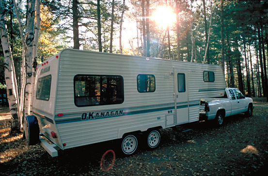 5th Wheel Trailer mit Pick-Up Zugmaschine auf einem Campingplatz